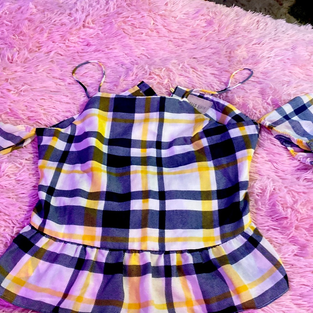 Cute little summer top with cap sleeves adorable missing one button